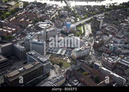 Vue aérienne sud-ouest de l'hôtel Novotel West Bus Station Hammersmith Bridge Great West Road Tamise Londres W6 England UK Banque D'Images