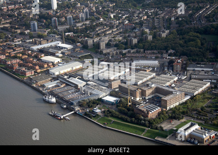 Vue aérienne au sud-est de Westminster Mellish Industrial Estate Jardin Barrière Pier tower blocks Tamise Woolwich London SE Banque D'Images