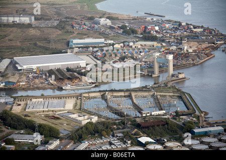 Vue aérienne à l'est d'aboyer Creek barrière contre les inondations Tamise Warpools Atteindre Balmoral Trading Estate d'égout London IG11 E6 Banque D'Images