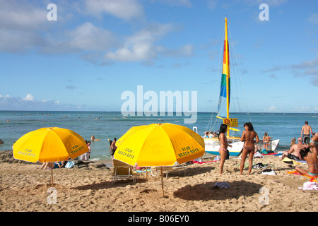 Fournir de l'ombre des parasols parasol jaune pour les vacanciers sur la plage de Waikiki, Oahu, Hawaii. Banque D'Images