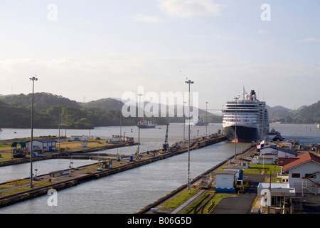 Canal de Panama, Panama, la reine Victoria pour son premier navire de croisière Croisière autour du monde approchant écluses Miraflores Banque D'Images