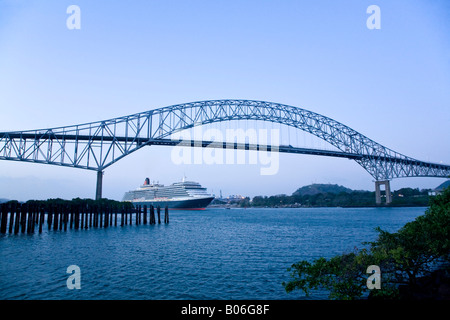 Panama, Panama City, Pont des Amériques, la reine Victoria pour son premier navire de croisière Croisière autour du monde Banque D'Images