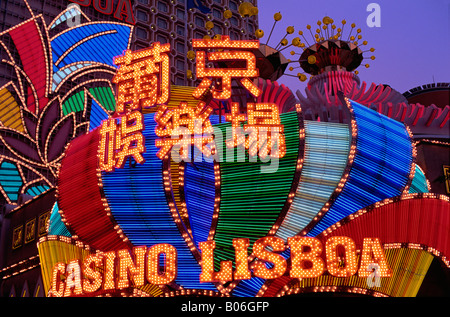 La Chine, Macao, Casino Lisboa nuit Lumières Banque D'Images