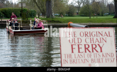 L'ancienne chaîne Ferry, le dernier du genre en Grande-Bretagne, qui a été construit en 1937, enjambe la rivière Avon à Stratford sur Avon Banque D'Images