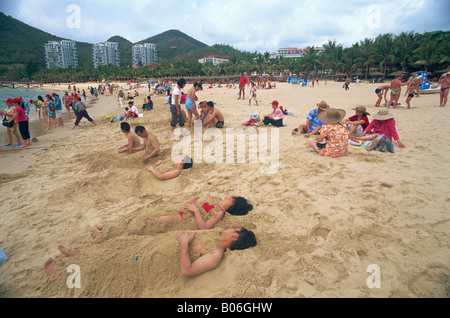 La Chine, l'île de Hainan, Sanya, Dadonghai Beach, les touristes chinois s'amusant sur la plage Banque D'Images