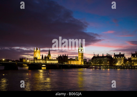 Chambres du Parlement, la Tamise et le pont de Westminster, Londres, Angleterre Banque D'Images