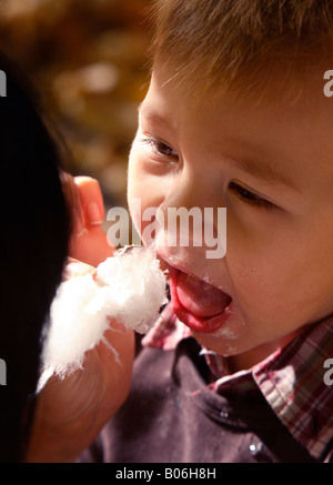 Boy eating Candy Floss Banque D'Images