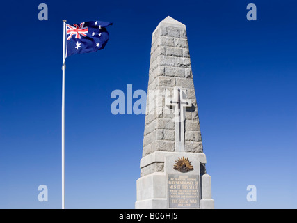 La Première Guerre mondiale Memorial et drapeau australien à King's Park, Perth, Australie occidentale. Banque D'Images