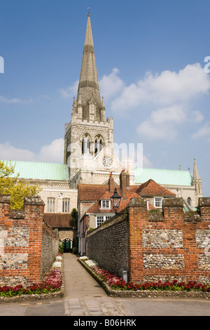 La CATHÉDRALE DE CHICHESTER 1199 Église Cathédrale de la Sainte Trinité et Saint Richard à pied à West Sussex England UK Banque D'Images