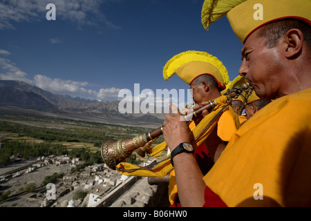 Moines jouant sur le toit,Inde,Thiksey Ladakh Banque D'Images