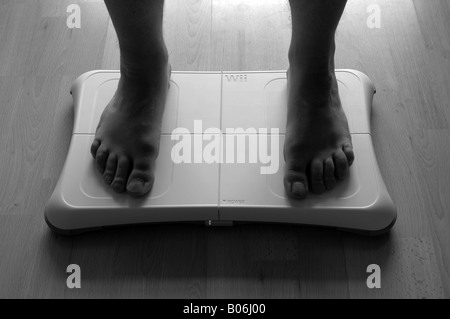 Les jambes d'un jouant sur une nintendo wii fit Banque D'Images