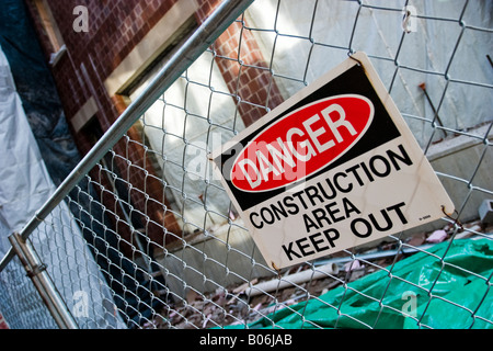 Inscrivez-vous attaché à une clôture sur un chantier de lecture de la zone de construction GARDER HORS DE DANGER Banque D'Images