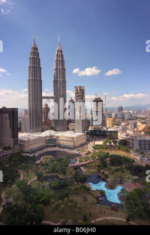 Suria Centre de Kuala Lumpur et les Tours Petronas en Malaisie comme vu de Traders Hotel Roof Banque D'Images