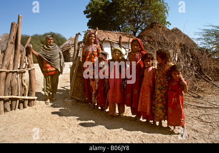 L'Inde Rann de Kutch Gujerat Banni salon Raisi Putra Moslem les gens à leur village gate Banque D'Images