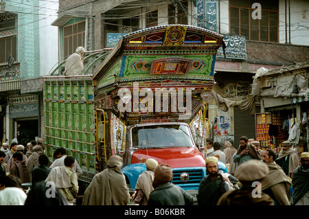 La vallée de Swat au Pakistan en passant par camion décoré de Mingora Bazar bondé Banque D'Images