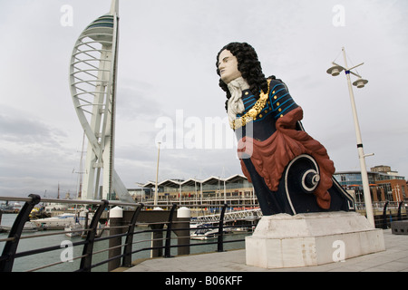 On pense que la figure de proue de l'Amiral Lord Nelson juxtaposée à la Spinnaker Tower, Portsmouth, Hampshire, Angleterre. Banque D'Images