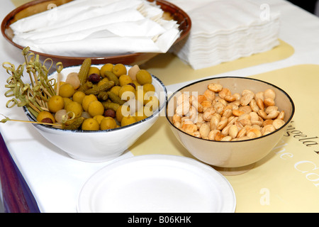 Goût de Londres , olives , bols de cornichons au vinaigre et oignons et amandes sur le stand d'Angela Hartnett au Connaught Banque D'Images