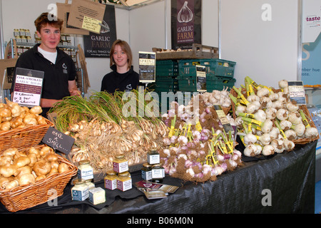 La ferme d'ail éléphant propose une cuisine gastronomique , & vert fumé chêne plus eschalot , mayonnaise , moutarde , raifort & sauces menthe Banque D'Images