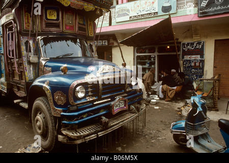 Le Pakistan Mingora Swat Valley camion décoré thé chai extérieur stall Banque D'Images