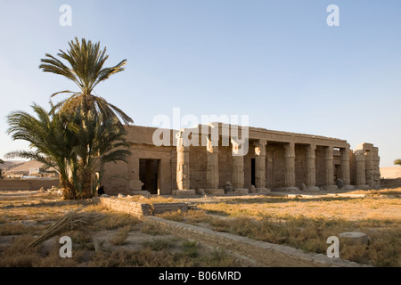 Portique de temple funéraire de Seti I sur la rive ouest du Nil à Louxor, Égypte, Afrique du Nord Banque D'Images