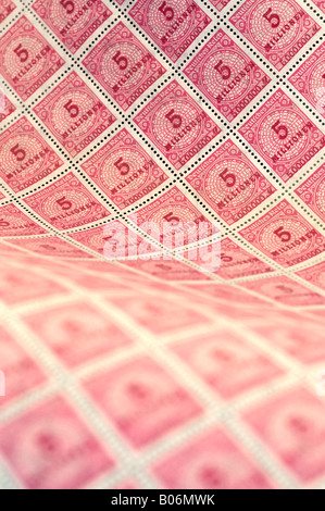 Allemand / Allemagne 1923 inutilisés hyper-inflation période 5 Millionen stamp feuille complète. Banque D'Images