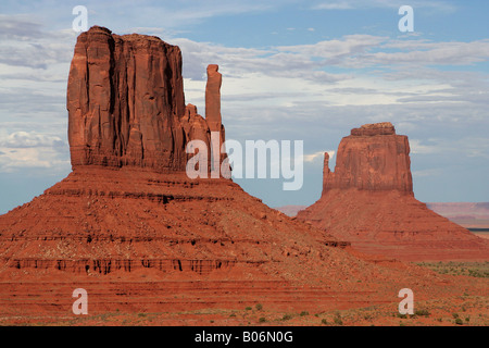 Les mitaines de Monument Valley Navajo Tribal Park dans l'Arizona du Nord/Sud de l'Utah sont emblématiques de l'Amérique du Sud-ouest du désert. Banque D'Images