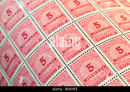 Allemand / Allemagne 1923 inutilisés hyper-inflation période 5 Millionen stamp feuille complète. Banque D'Images