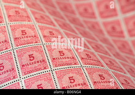 Allemand / Allemagne 1923 inutilisés hyper-inflation période 5 Millionen stamp feuille complète. Banque D'Images