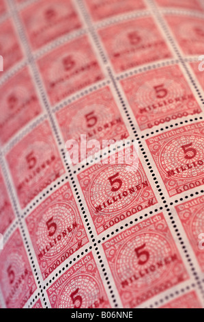 Allemand / Allemagne 1923 inutilisés hyper-inflation période 5 Millionen stamp feuille complète. Banque D'Images