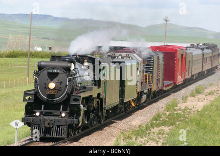 Train à vapeur sur une voie ferrée, des chemins de fer nationaux du Canada, Alberta, Canada Banque D'Images