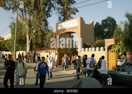 Portail scolaire avec les élèves en fin de journée, Taroudant, Maroc Banque D'Images