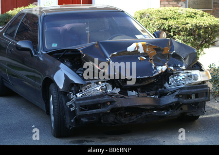 Busted projecteurs avant cassé fendersmashed point fusible après accident voiture sedan Banque D'Images