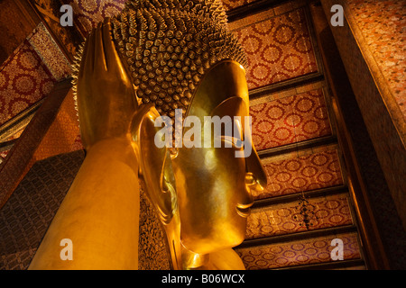 Le chef de la doré plus grand Bouddha couché de Thaïlande au temple bouddhiste theravada de Wat Po Bangkok Thaïlande Banque D'Images