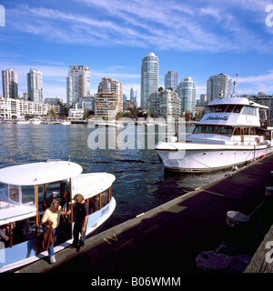 Aquabus et Ferry navette bateau de croisière amarré à l'île Granville à False Creek et ville de Vancouver British Columbia Canada Banque D'Images