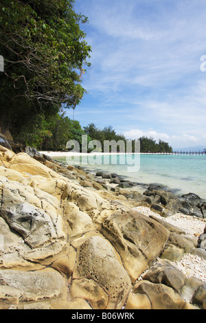 Plage rocheuse à Pulau Manukan, Parc National de Tunku Abdul Rahman, Kota Kinabalu, Sabah, Bornéo Malaisien Banque D'Images