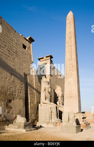 Obélisque et pylône au temple de Louxor, Louxor, Egypte Banque D'Images