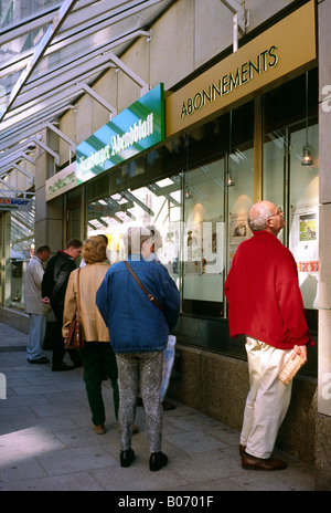 26 sept., 2003 - Les gens de lire un exemplaire gratuit de la Hamburger Abendblatt à Rathausmarkt dans la ville allemande de Hambourg. Banque D'Images