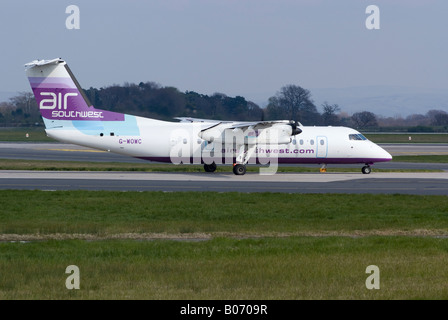 De Havilland Dash 8 [DHC-8-311Q] d'Air Southwest roulement au décollage à l'aéroport Ringway Manchester Angleterre Royaume-Uni Banque D'Images