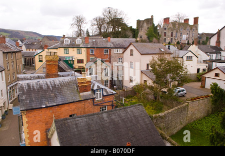 Vue unique sur les toits de Hay on Wye Powys Pays de Galles UK EU du haut de la tour de l'horloge à vers Castle Banque D'Images