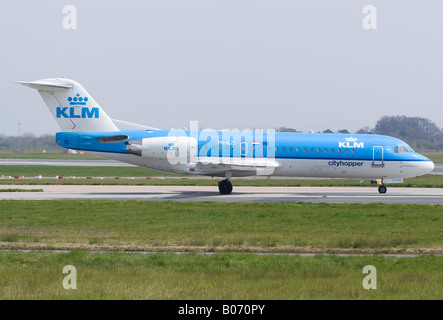 KLM Cityhopper Fokker 70 Mk070 [F28] roulement au décollage à l'aéroport Ringway Manchester Angleterre Royaume-Uni Banque D'Images