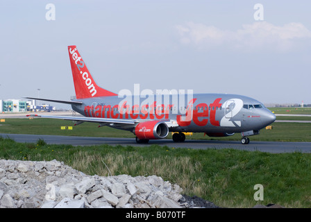 Boeing 737 Jet2 [737-330] roulement au décollage à l'aéroport Ringway Manchester Angleterre Royaume-Uni Banque D'Images