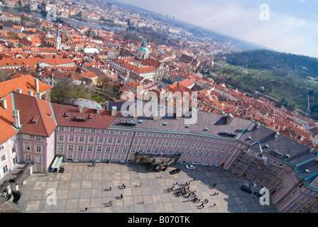 Grand angle de l'antenne horizontale sur Prague avec la façade rose de l'ancien Palais Royal au premier plan et derrière la colline de Petrin. Banque D'Images