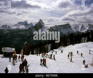 Skieurs à l'ascenseur de ski Pomedes Cortina D'ampezzo, Dolomites, Veneto, Italie Banque D'Images