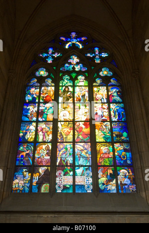 La verticale de près de l'Alfons Mucha conçu vitrail à l'intérieur de la Cathédrale St Vitus. Banque D'Images