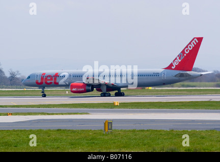 Boeing 757 Jet2 [757-236], décoller de la piste 05 de l'aéroport Ringway Manchester Angleterre Royaume-Uni Banque D'Images