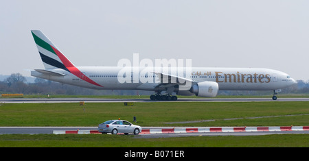 Unis Boeing 777 [777-31H ER] roulement au décollage de l'aéroport Ringway Manchester Angleterre Royaume-Uni Banque D'Images