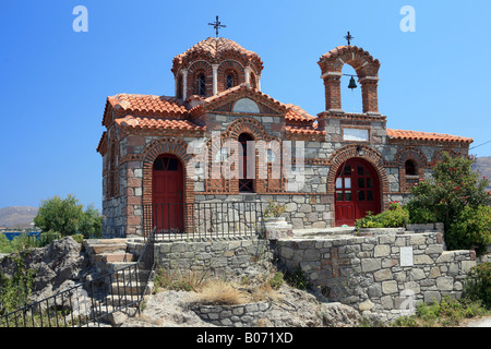 Vue de la petite église dans le petit village de pêcheurs de Sigri, près de la pointe ouest de l'île de Lesvos, Grèce Banque D'Images