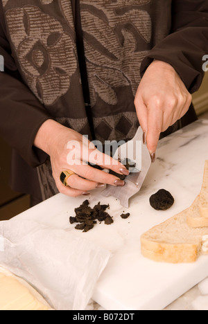 Gros plan du Caucasian Woman La préparation de truffes Black Diamond Sandwich avec pain au levain USA Banque D'Images