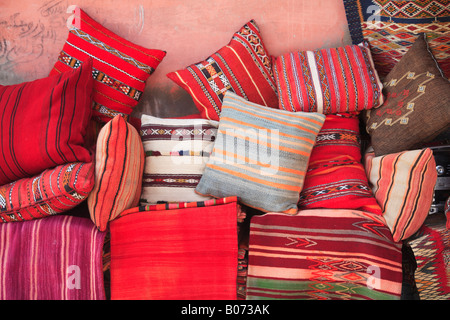Housse de coussin Kilim à vendre au Souk Marrakech Maroc Afrique du Nord Banque D'Images