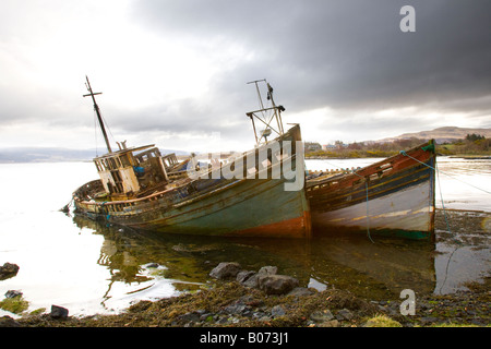 Deux vieux bateaux de pêche en bois sur la plage de Salen, île de Mull, Argyll, Écosse, Royaume-Uni, Ont été détruits et Abandonnés Banque D'Images